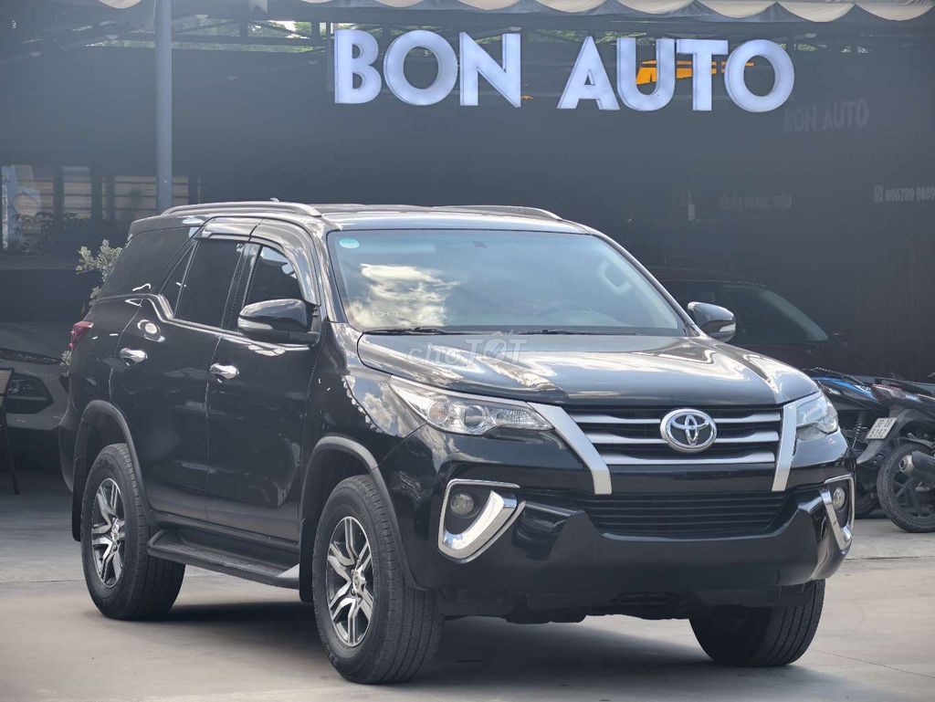ЧЕРНАЯ МАСЛЯНАЯ МАШИНА С МЕХАНИЧЕСКОЙ КОРОБКОЙ ПЕРЕДАЧ TOYOTA FORTUNER 2017