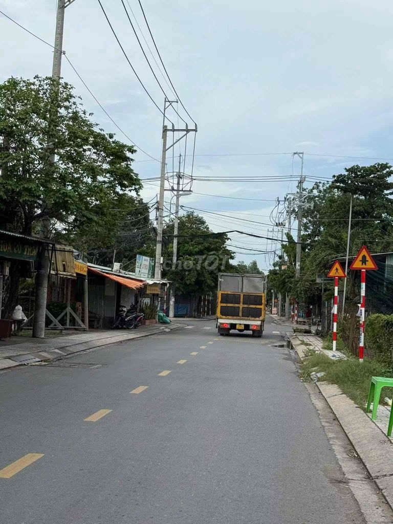 đất mt nguyễn thị đành . 400m2 thổ cư 200m2. 10,5tỷ tl