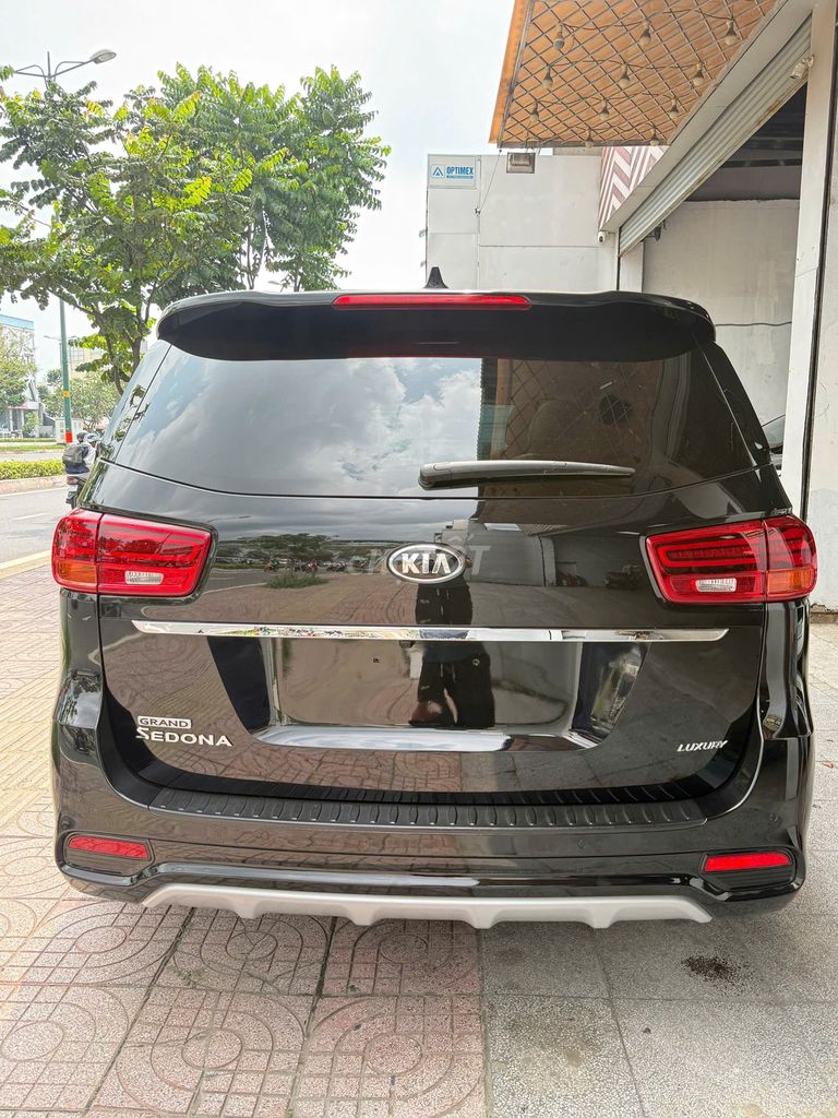 KIA Sedona 3.3 Gath-2021, полный бензин - черный - 58000 км