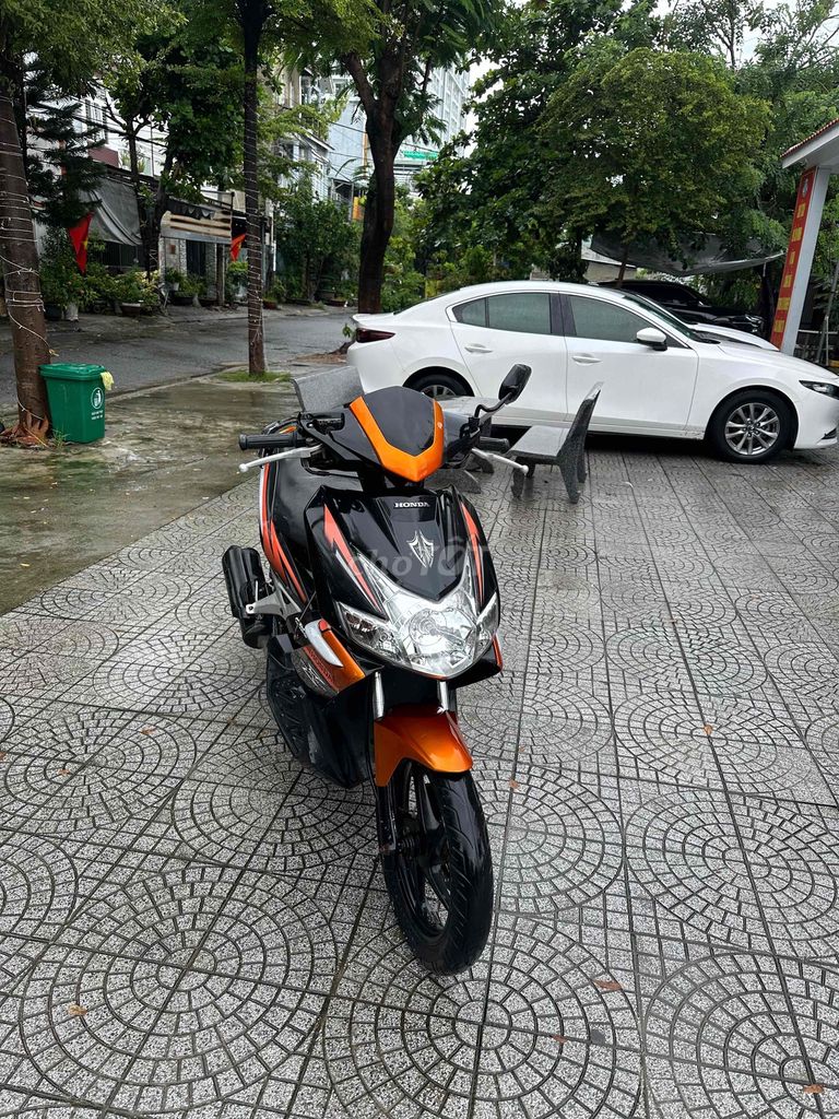 Honda Air Blade черно-оранжевый скутер