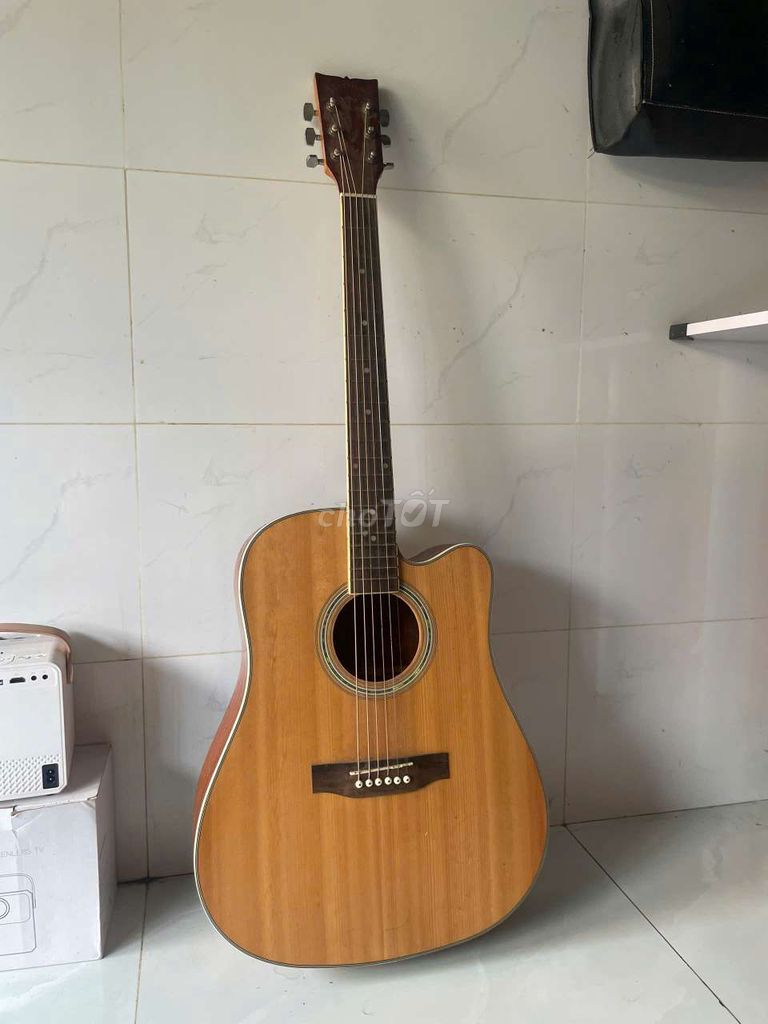 Cần bán đàn Guitar còn rất đẹp, sử dụng tốt