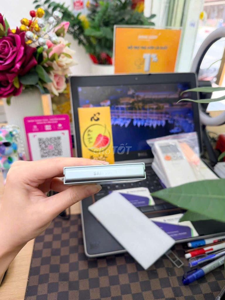 Samsung Z Flip 6 12GB/256GB Xám 99%. Mua bán Điện thoại tại Quận 3 Tp Hồ Chí Minh được đăng bởi Minh phương hình 1