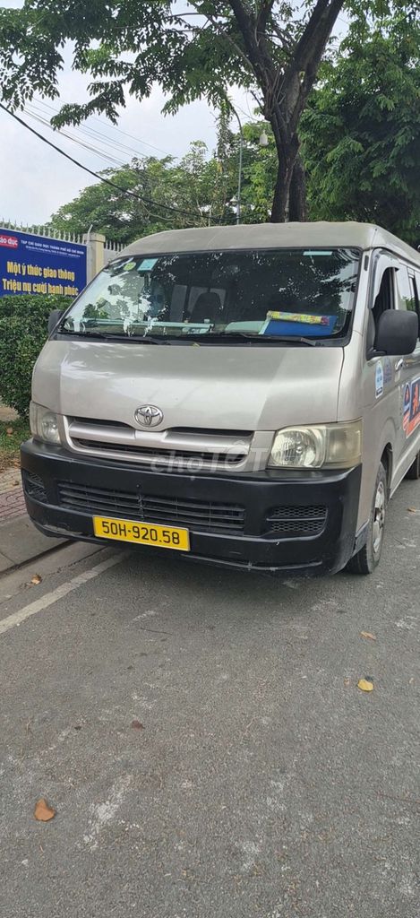 Toyota Hiace 2006 Серебристая 6-местная