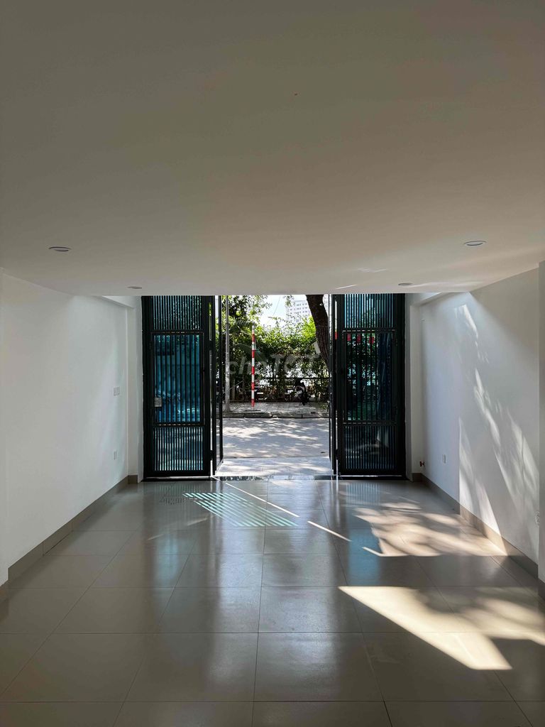 Chính chủ bán nhà mặt hồ
