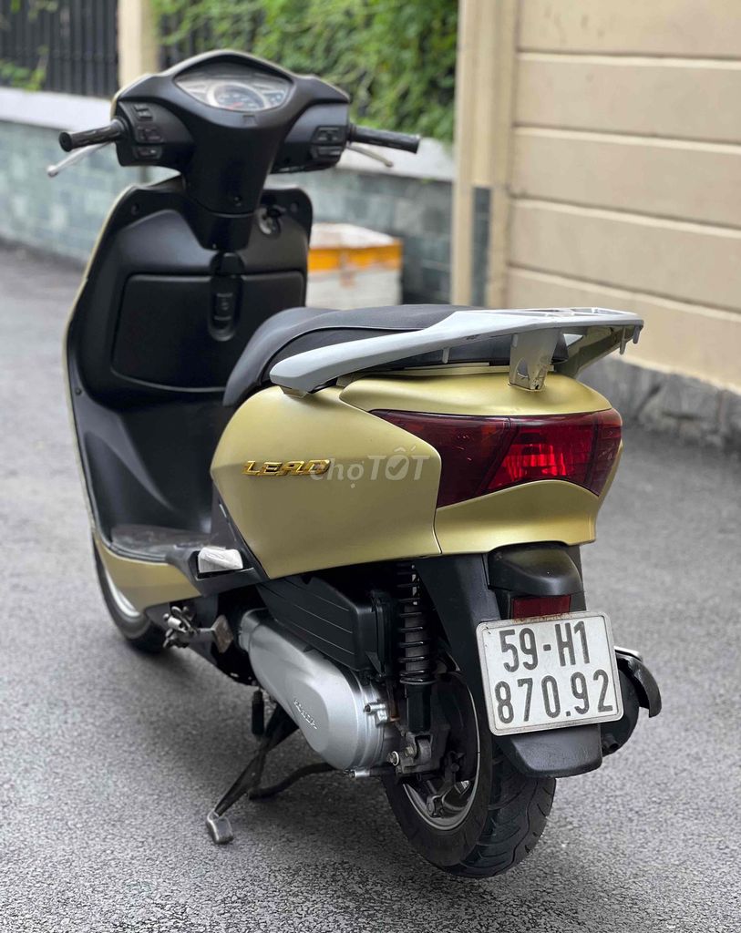 Золотой скутер Honda Lead Fi