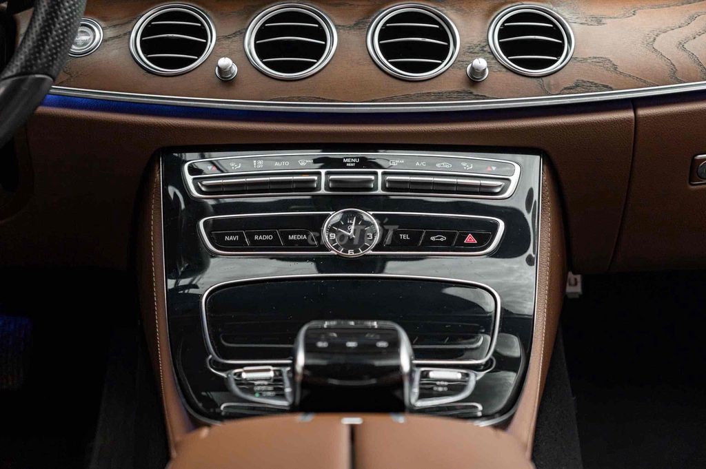 Mercedes E200 ĐKLĐ 2018 - Trắng/Nâu - Zin Đẹp. Mua bán Ô tô tại Quận 7 Tp Hồ Chí Minh được đăng bởi Thật Nguyễn LongAnh Auto hình 13