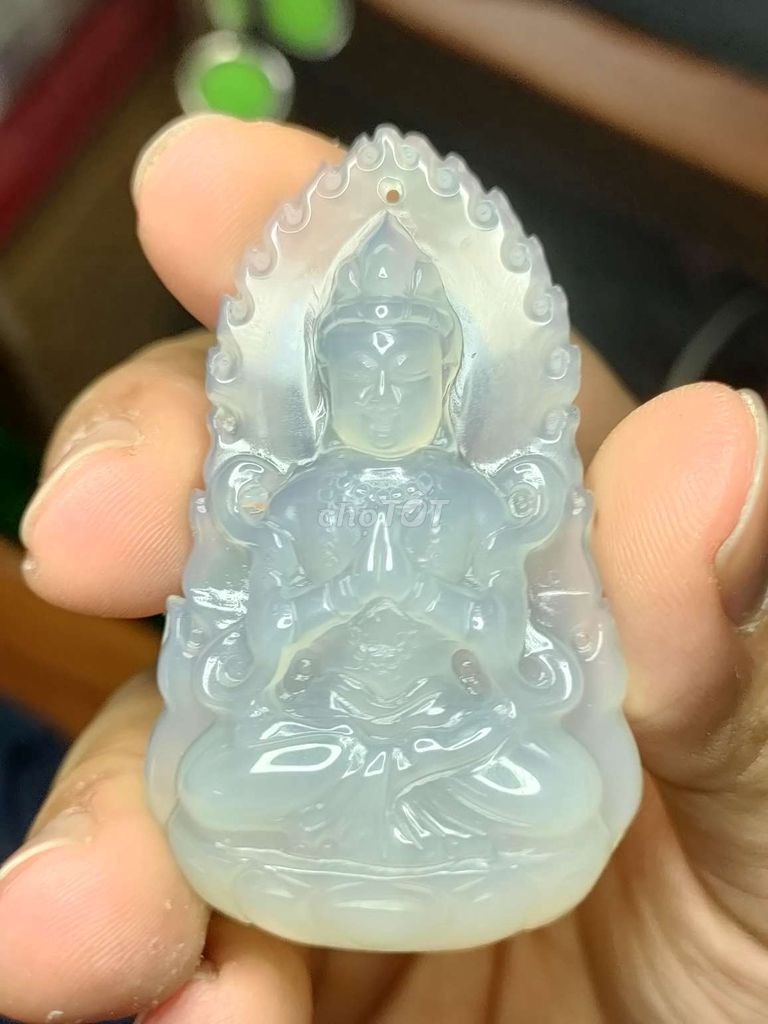 Mặt dây chuyền Quan Âm Bồ Tát đá Chalcedony.