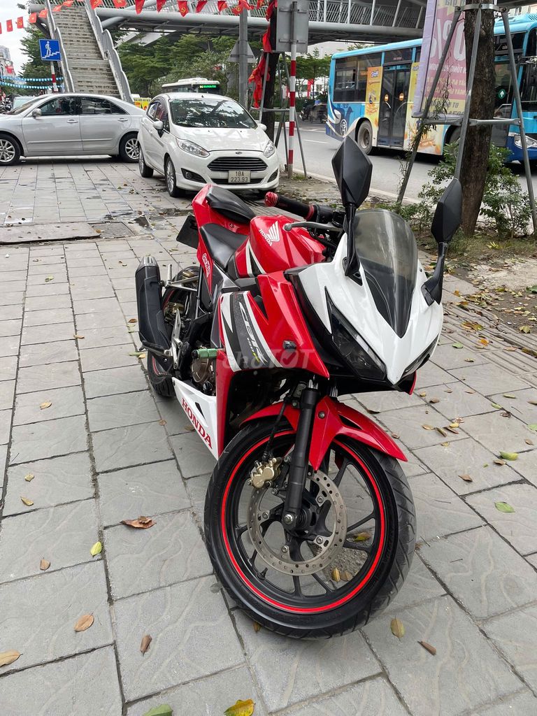 Cần bán Honda CBR150R đời 2016 màu đỏ trắng. Mua bán Xe máy tại Quận Cầu Giấy Hà Nội được đăng bởi Nguyễn Thái hình 2