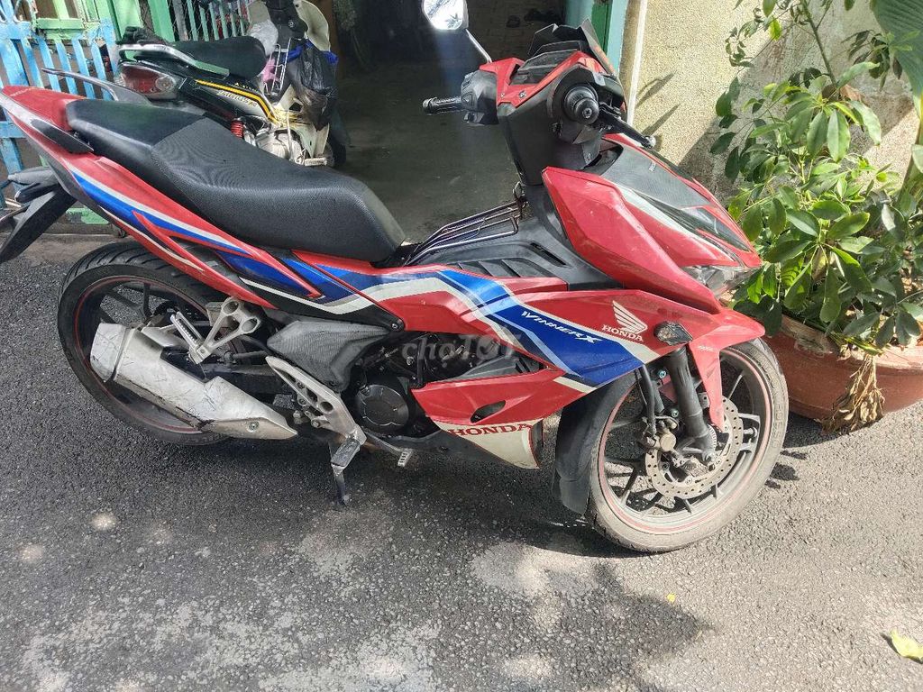 Владелец красного автомобиля Honda Winner X