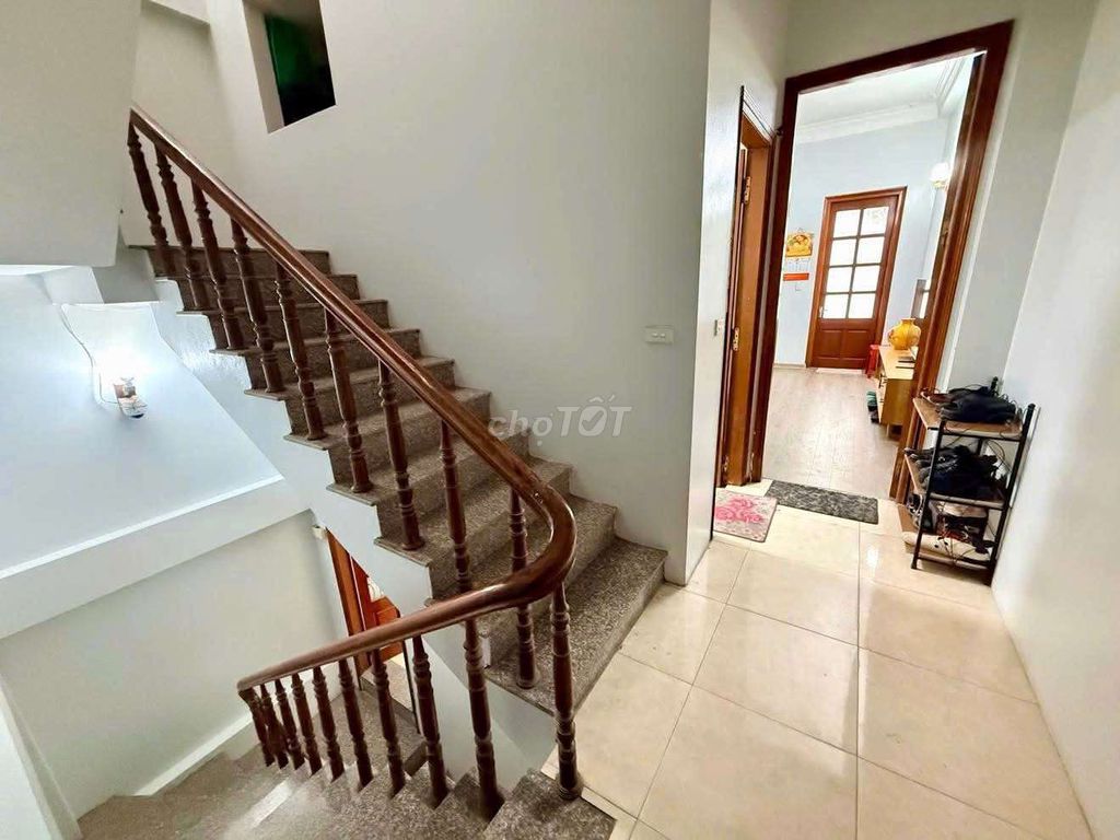 Cho thuê tầng 2 nhà số 261 Phố Ngọc Lâm