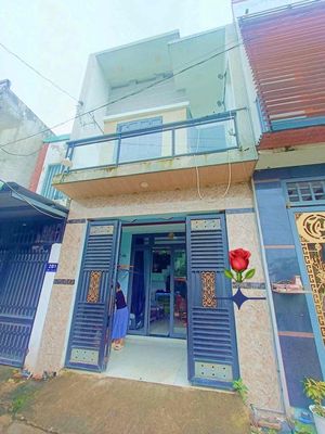 Nhà mới xây Cần bán gấp trong tháng vì  kẹt tiền  Vị trí : nhà gần chợ