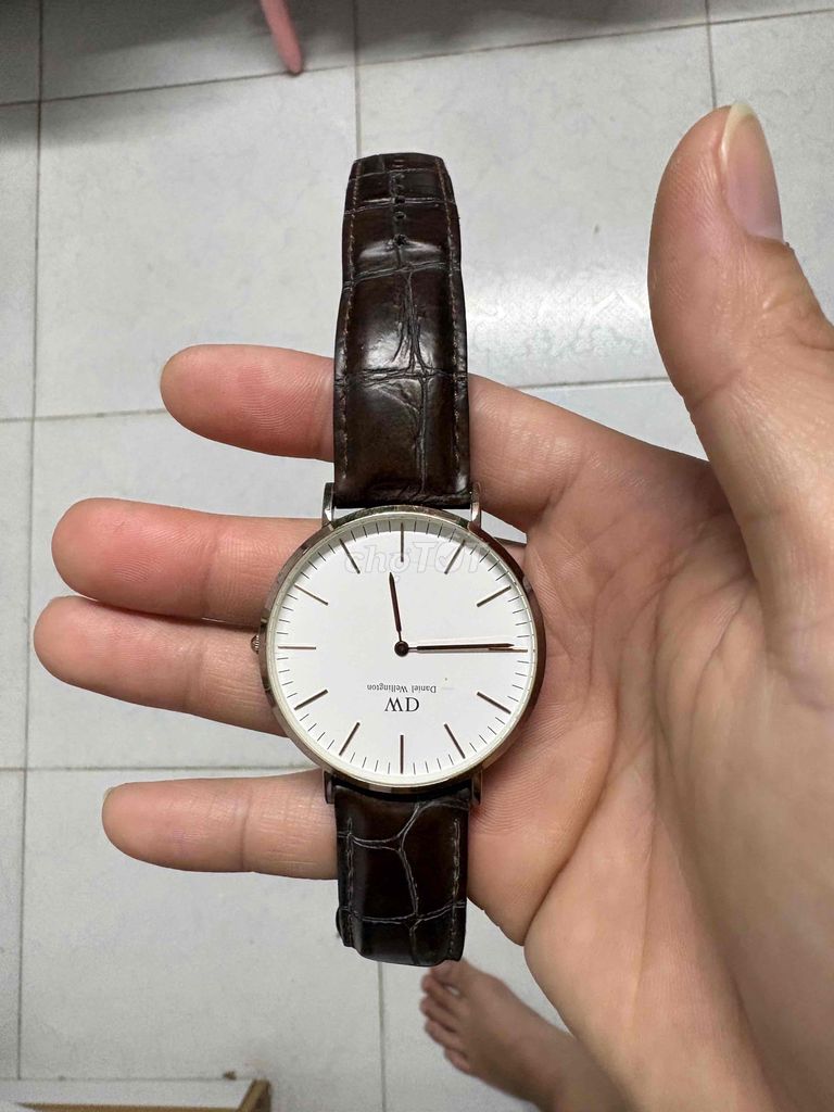 Đồng hồ Daniel Wellington Unisex Da Nâu. Mua bán Đồng hồ tại Quận Liên Chiểu Đà Nẵng được đăng bởi Trần Dũng hình 1