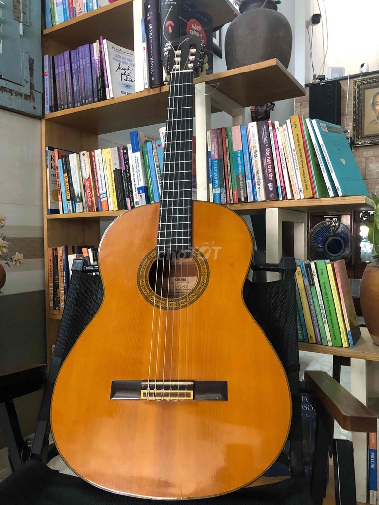 Cần bán đàn guitar Yamaha C180 , nguyên zin