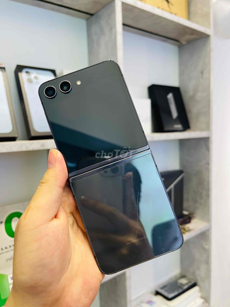 Samsung Galaxy Z Flip 5 256GB Đen. Mua bán Điện thoại tại Quận 3 Tp Hồ Chí Minh được đăng bởi Nguyễn Văn Tài hình 1
