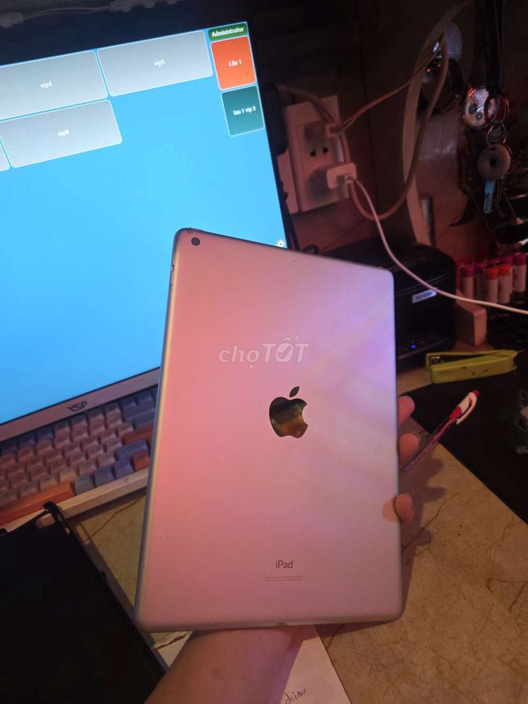Apple iPad Gen 8 Wifi 32GB Bạc. Mua bán Máy tính bảng tại Quận Bình Tân Tp Hồ Chí Minh được đăng bởi Nguyển Hải hình 1