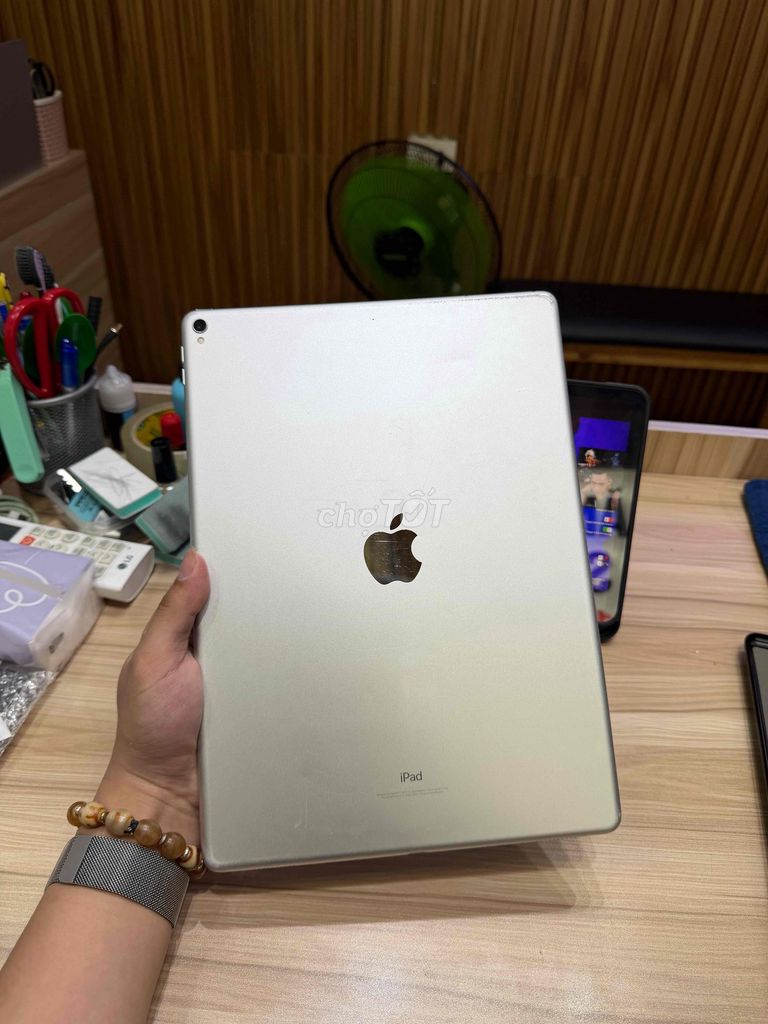 Apple iPad Pro gen 2 12.9 inch 64GB Wifi Bạc Cũ. Mua bán Máy tính bảng tại Quận Gò Vấp Tp Hồ Chí Minh được đăng bởi Võ Chí Bảo hình 1