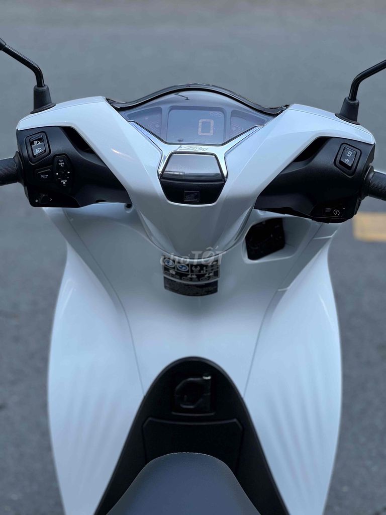 Honda SH125 CBS 2024 Trắng 8000 km. Mua bán Xe máy tại Quận Ô Môn Cần Thơ được đăng bởi Huỳnh Thắng hình 4