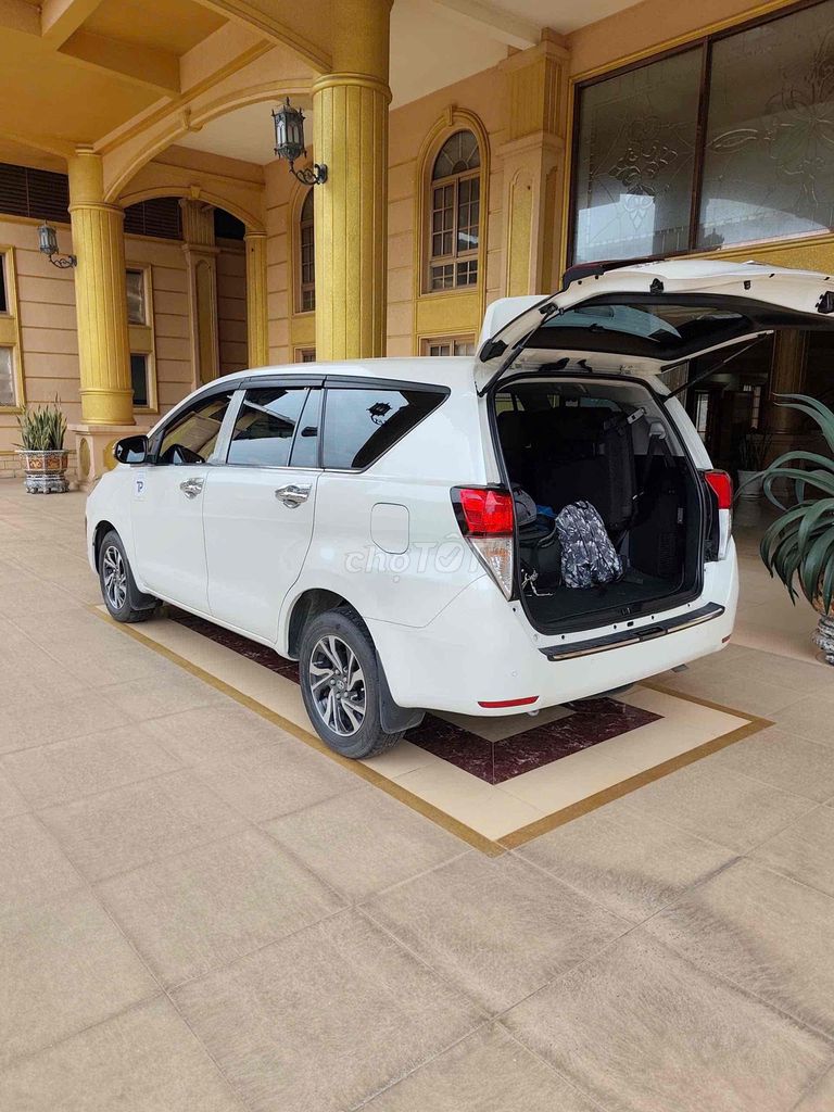 Toyota Innova 2021 белая, 8 мест