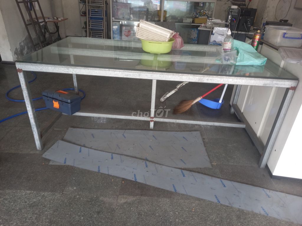 Bàn làm việc Sắt mạ kẽm Kính. Mua bán Bàn ghế tại Quận Sơn Trà Đà Nẵng được đăng bởi Út Nguyễn hình 1