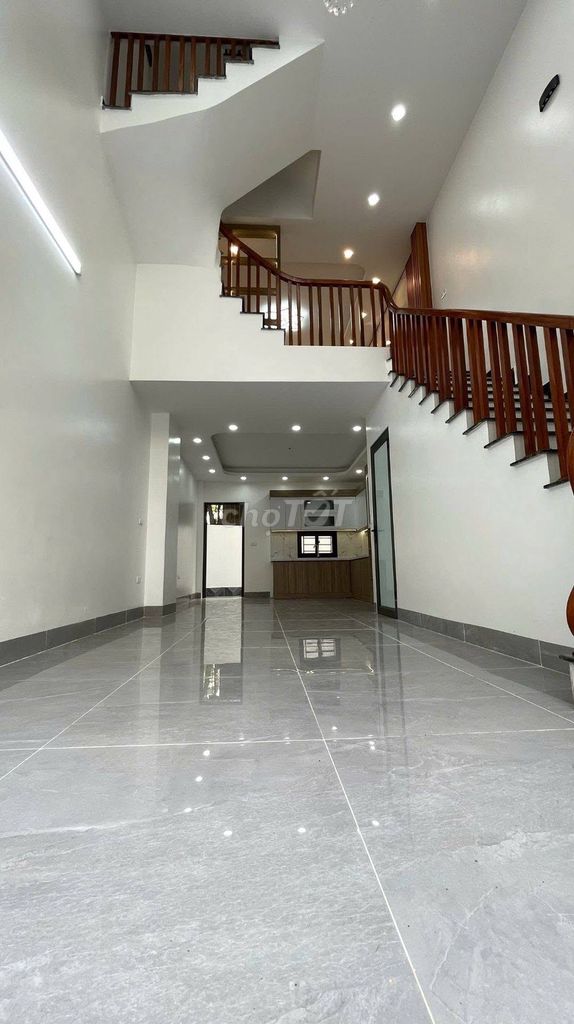 Bán nhà 70m² Đông Mỹ, 5 tầng, ô tô đỗ cổng