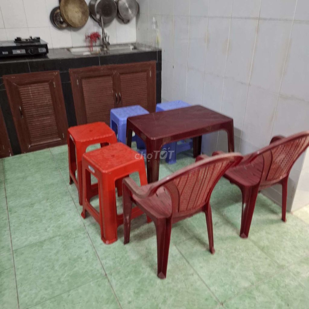 Bàn ghế nhựa màu Đỏ, Xanh dương. Mua bán Bàn ghế tại Thành phố Dĩ An Bình Dương được đăng bởi nguyễn  đại dương hình 1