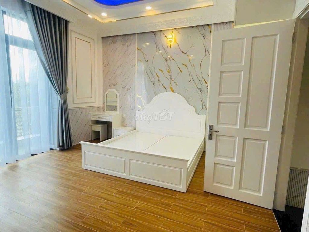 Nhà 4 lầu gần công viên Sài gòn south Village chỉ 8.5 tỷ TL