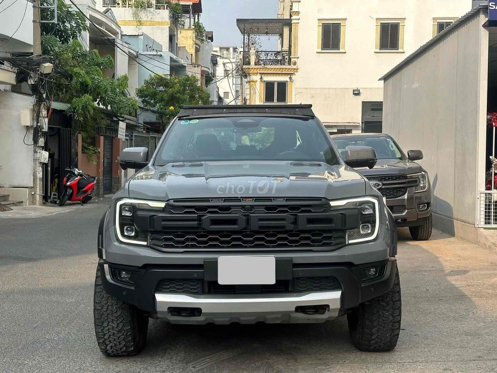 Hãng Ford bán Raptor 2023 lướt lên đủ phủ kiện