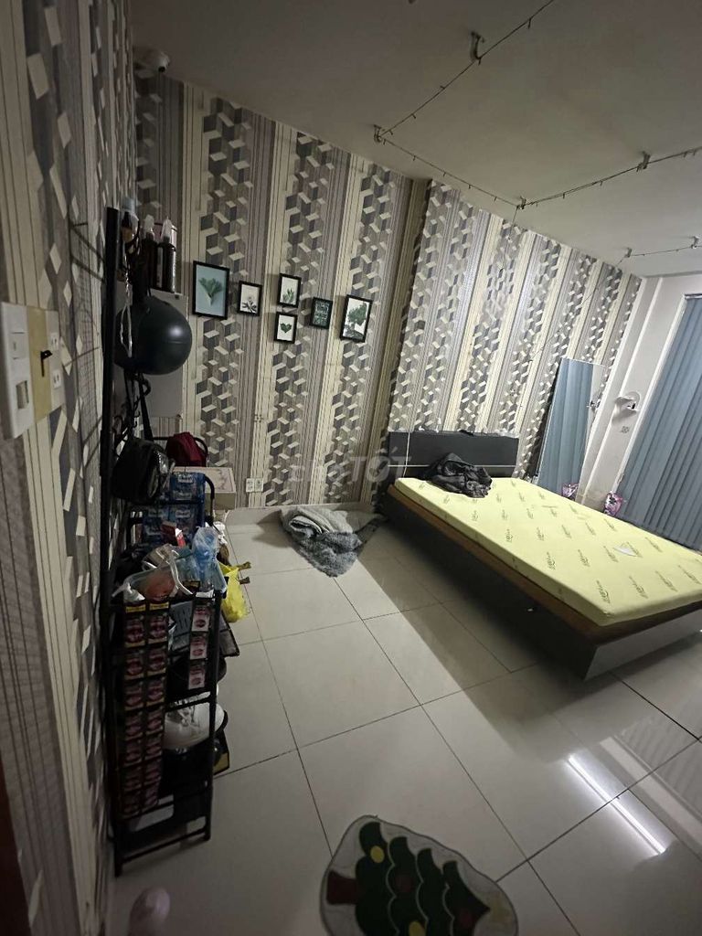 Phòng 25m2,Ban Công,Máy Lạnh,Giờ Tự Do, Ở được 3-4 người