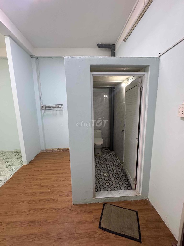 Сдается комната с балконом и кондиционером за рынком Тан Бинь, 915 Lac Long Quan
