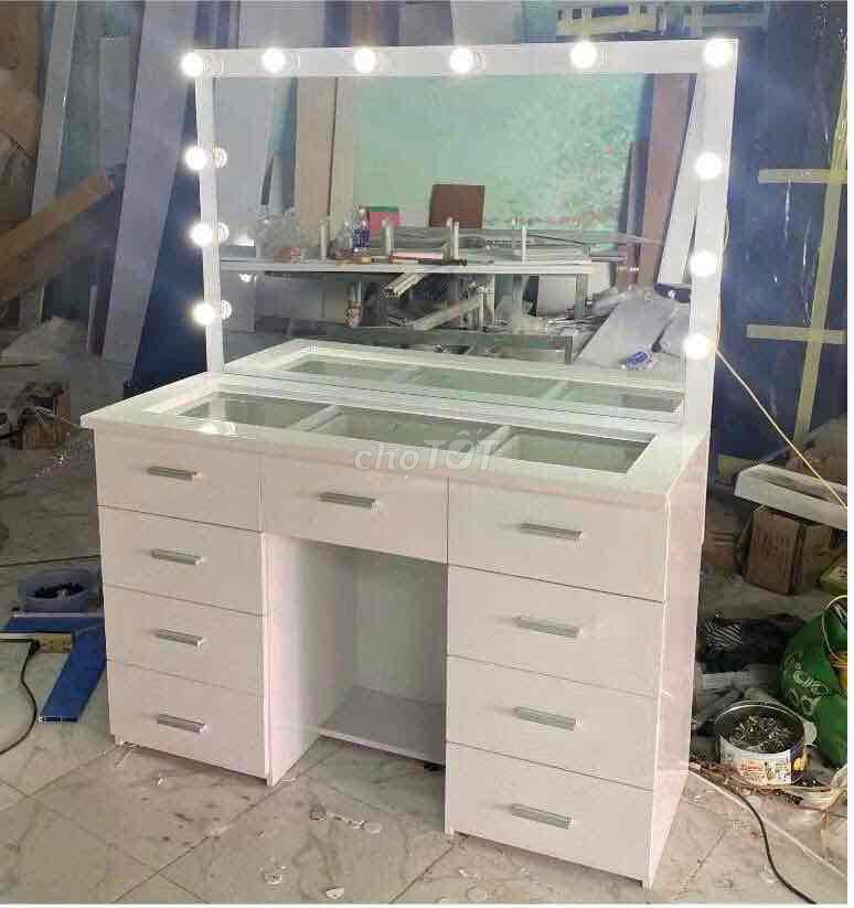 Bàn trang điểm - makup  chạy đèn led(  đã sử dụng). Mua bán Bàn ghế tại Huyện Định Quán Đồng Nai được đăng bởi Táo shop hình 1