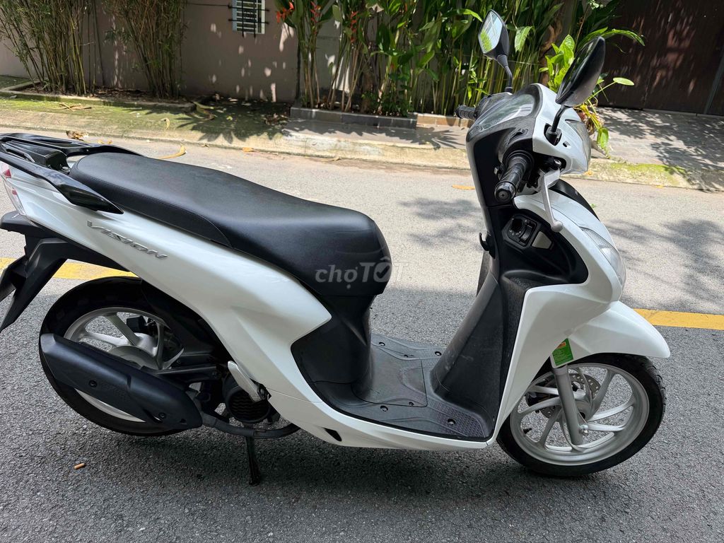 Honda Vision 2023 с городским номером