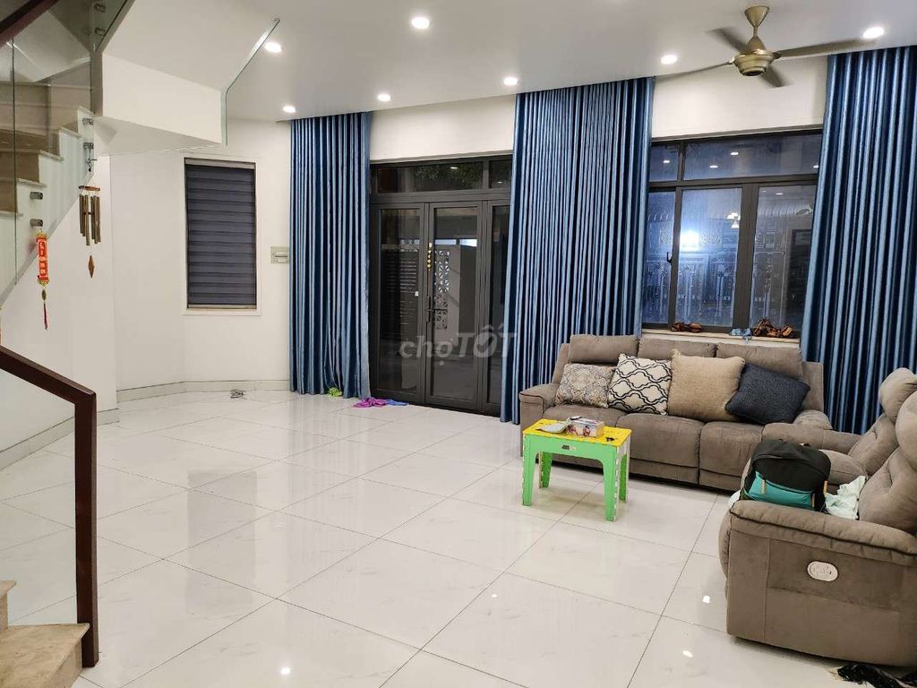 Bán nhà Ngay Vòng Xoay Phú Hữu, DTSD 194M2 GIÁ 5,5 TỶ