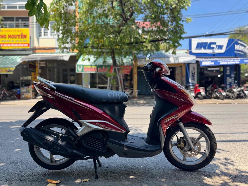 Красный скутер Yamaha Luvias