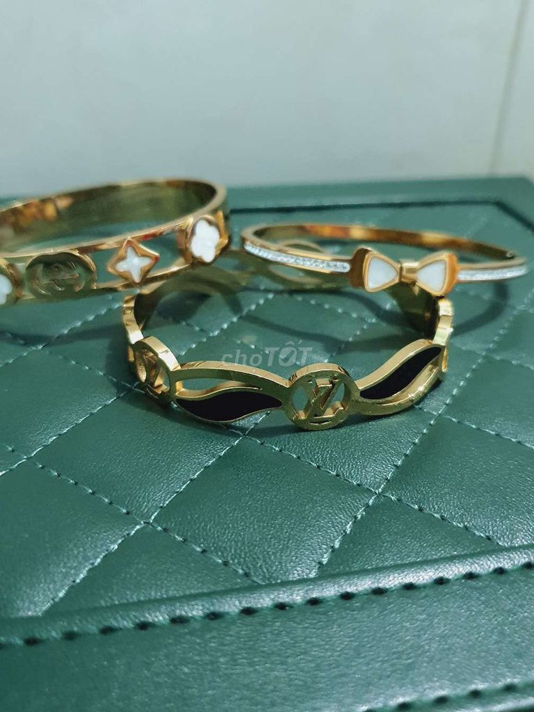 Vòng tay thép titan vàng nữ thanh lịch. Mua bán Phụ kiện thời trang khác tại Thành phố Tây Ninh Tây Ninh được đăng bởi phạm hồng thúy hình 1