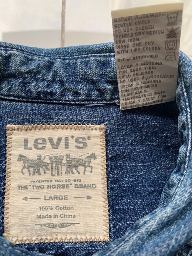 0933625469 - Khoác Jean hiệu Levis Size L chính hãng mới 96%