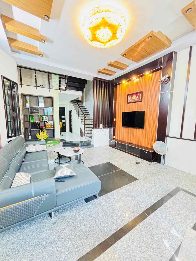Nhà đẹp sân oto full nội thất mt gần nguyễn thị định