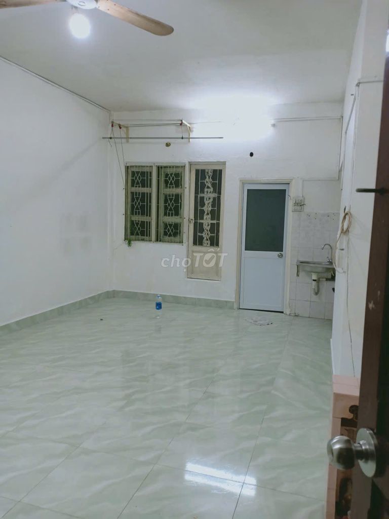 Аренда · 1 комн. · 30 м² · Quận 1, ул. Đường Trần Hưng Đạo