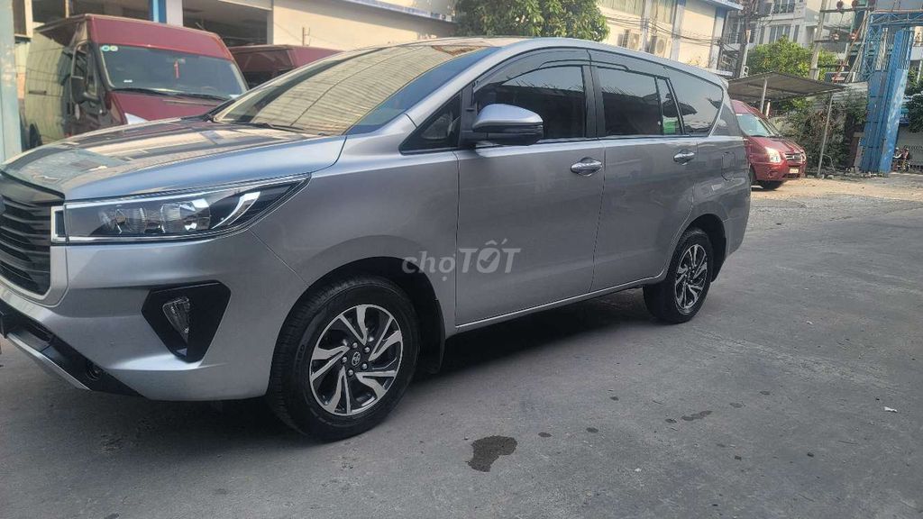 Toyota Innova E 2.0 MT màu bạc