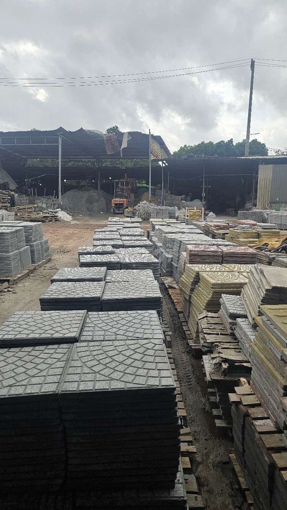 Lót gạch vĩa hè chất lượng giá rẻ số 1 ĐN. Dịch vụ nhà cửa khác tại Quận Ngũ Hành Sơn Đà Nẵng được đăng bởi AhudaHome hình 1