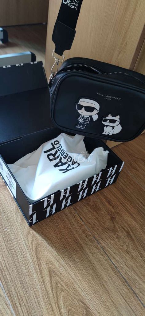 Túi đeo chéo Karl Lagerfeld Nam Đen ( full box ). Mua bán Túi xách tại Thành phố Thanh Hóa Thanh Hóa được đăng bởi Dương Tuấn hình 1