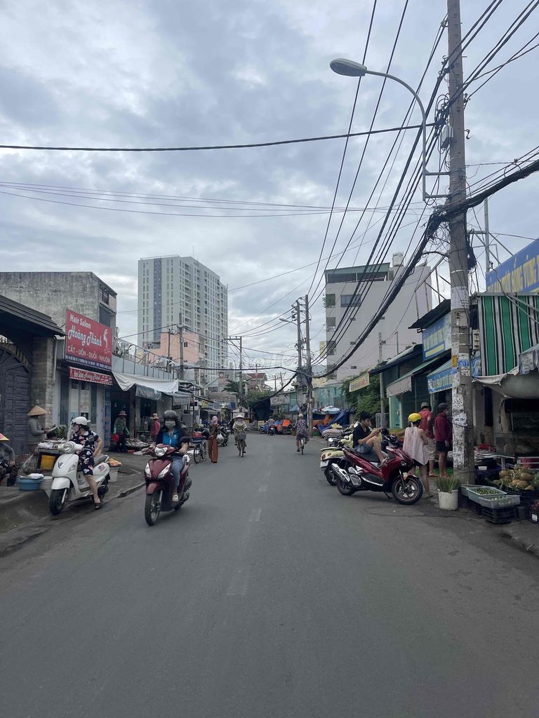 Bán nhà Cạnh PHẠM VĂN ĐỒNG nhà mới ở ngay, đường sạch đẹp, hoàn công