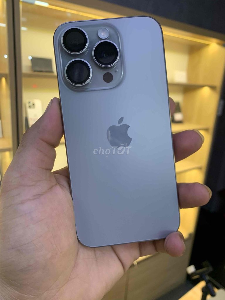 iPhone 15 Pro 256GB nguyên zin đẹp 99% có ship cod. Mua bán Điện thoại tại Quận Ninh Kiều Cần Thơ được đăng bởi shop một chín tám tám hình 1