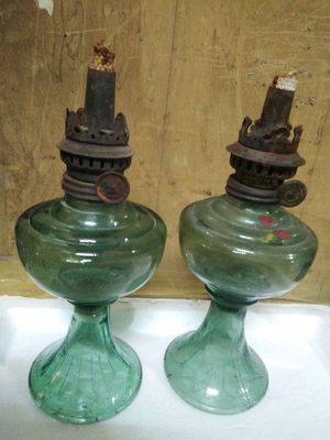 2 đèn dầu xưa thủy tinh chân chữ vạn