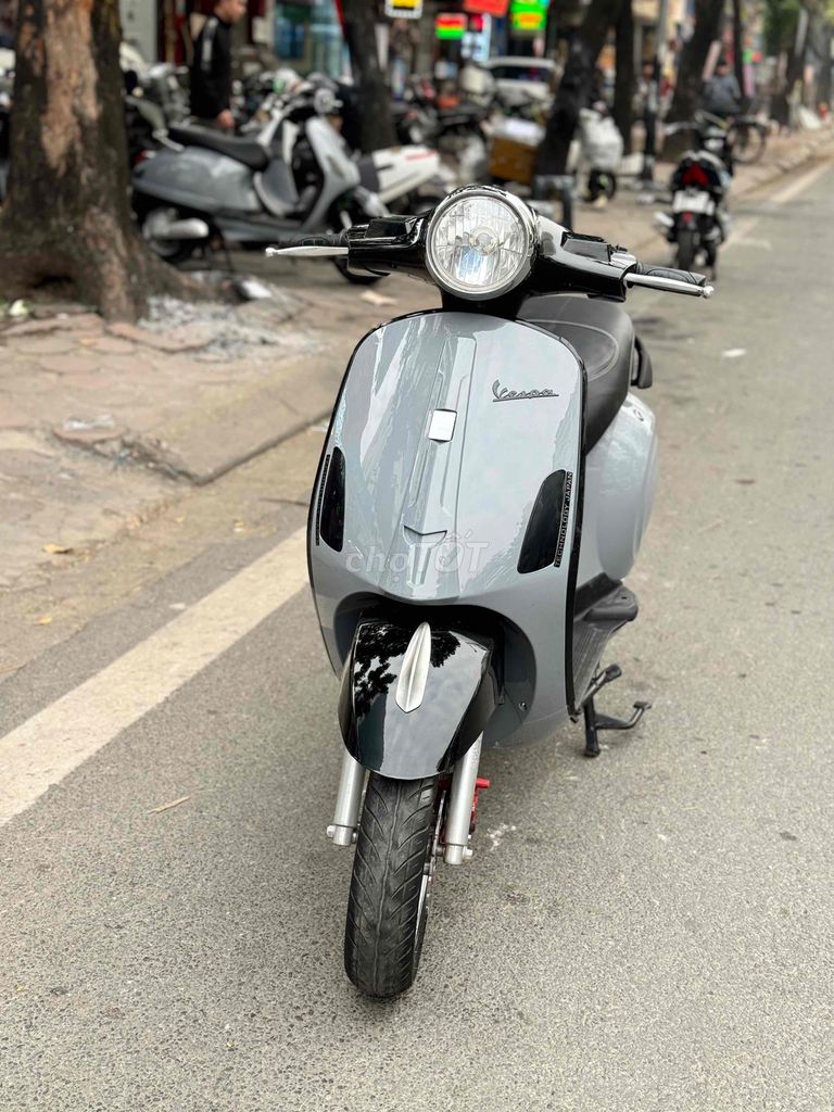 Vespa xám hình thức mới,bình bao khoẻ,có trả góp