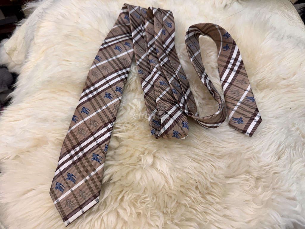 Cravat Burberry made in Italy. Like new. Bản 6cm.