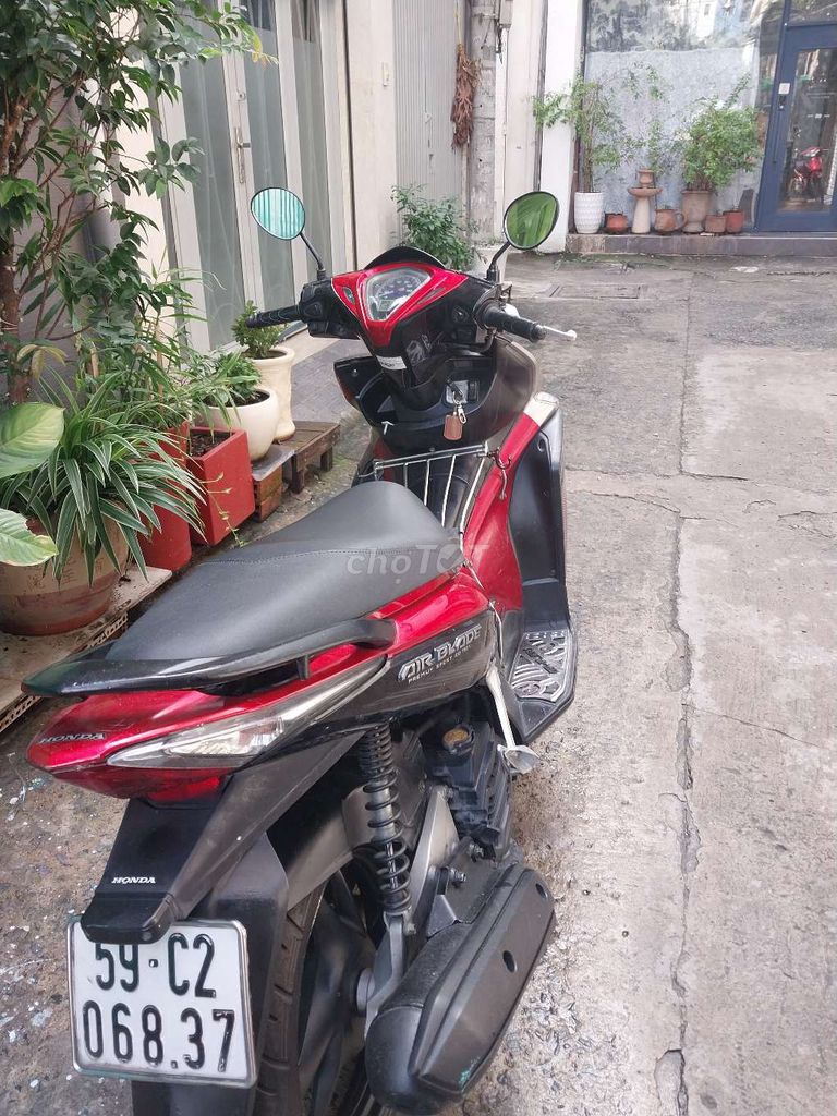 Мопед Honda Vision 2011 года, красно-серый