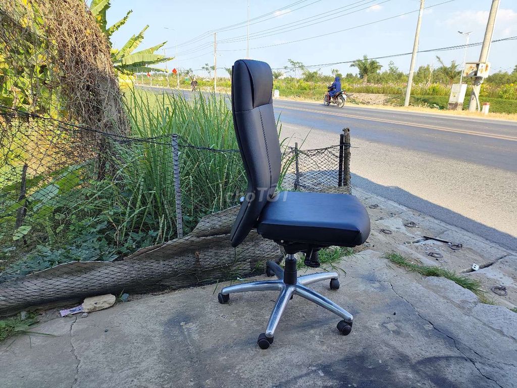 Ghế trưởng phòng da ( thanh lý ). Mua bán Bàn ghế tại Huyện Đức Hòa Long An được đăng bởi Đồ Cũ VP PHÚ HƯNG hình 1