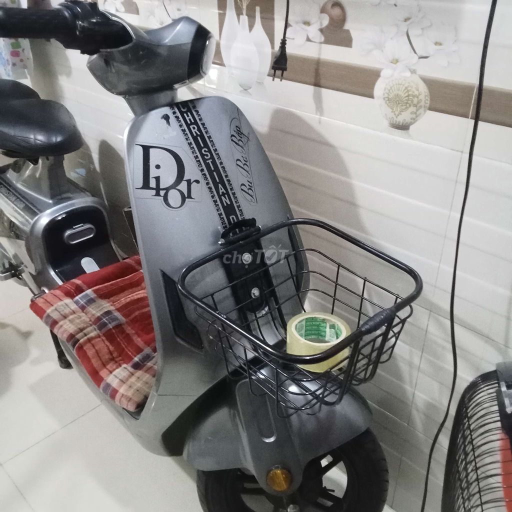 Xe đạp điện Nữ màu Xám. Mua bán Xe điện tại Quận Bình Thạnh Tp Hồ Chí Minh được đăng bởi Thiện  hình 2