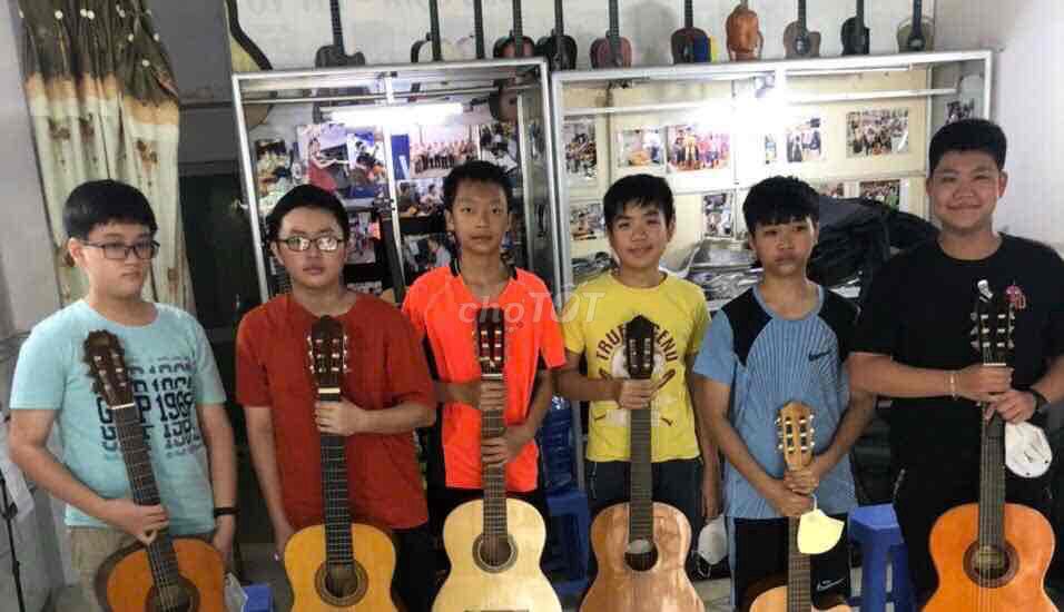 Từ mười đến sáu mươi đều chơi Guitar được