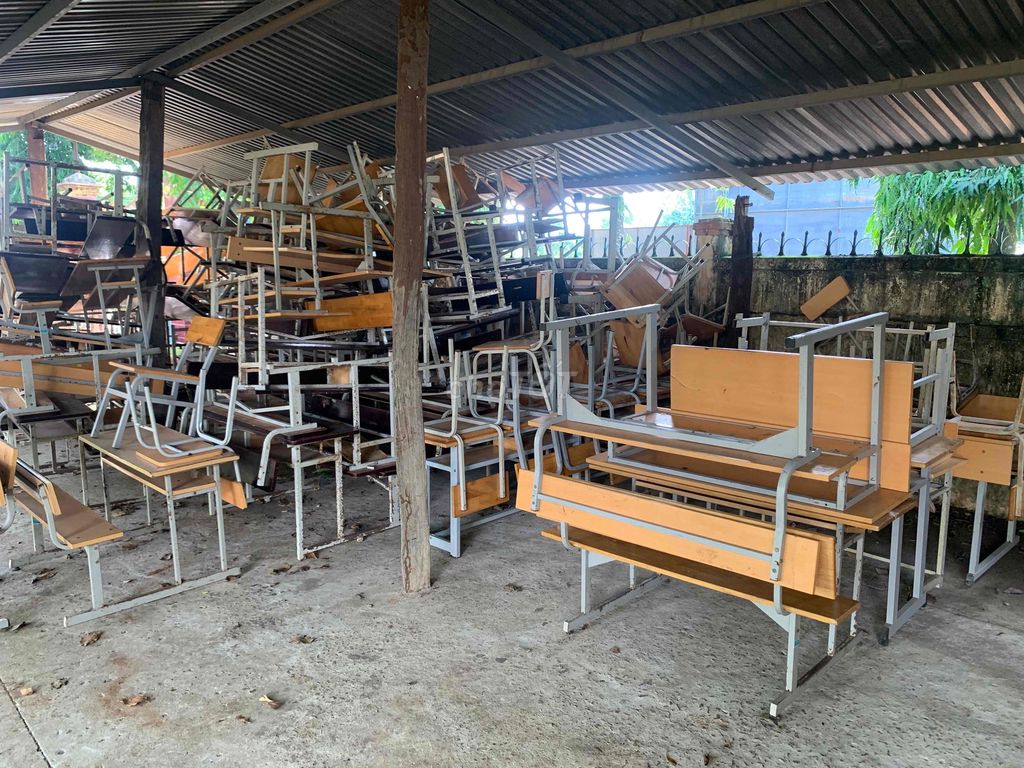 Bàn ghế học sinh Gỗ, Kim loại Vàng, Xám cũ. Mua bán Bàn ghế tại Huyện Bù Đốp Bình Phước được đăng bởi Hai Pham hình 1